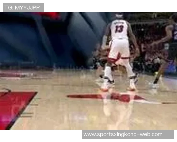 鲍威尔首节火力全开三分球三连击并制造三分犯规表现抢眼